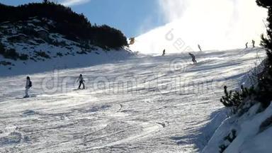 在斜坡上做雪。 滑雪者靠近雪炮制造新鲜的粉末雪。 山滑雪场冬季风平浪静..